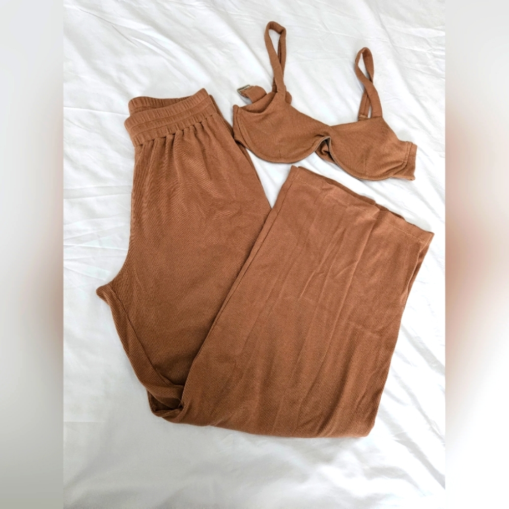 set of top and pants in thick fabric, expanded.